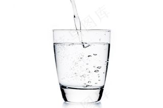 往杯子里倒水的高清摄影图片素材