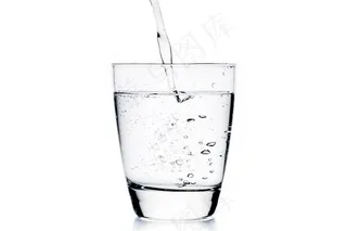 往杯子里倒水的高清摄影图片素材