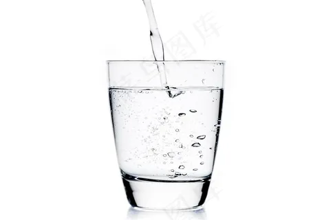往杯子里倒水的高清摄影图片素材 往杯子里倒水的高清摄影图片素材