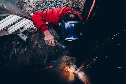 正在电焊的工人图片 正在电焊的工人图片
