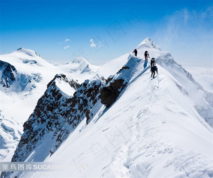在巍峨的雪山上攀登的登山队