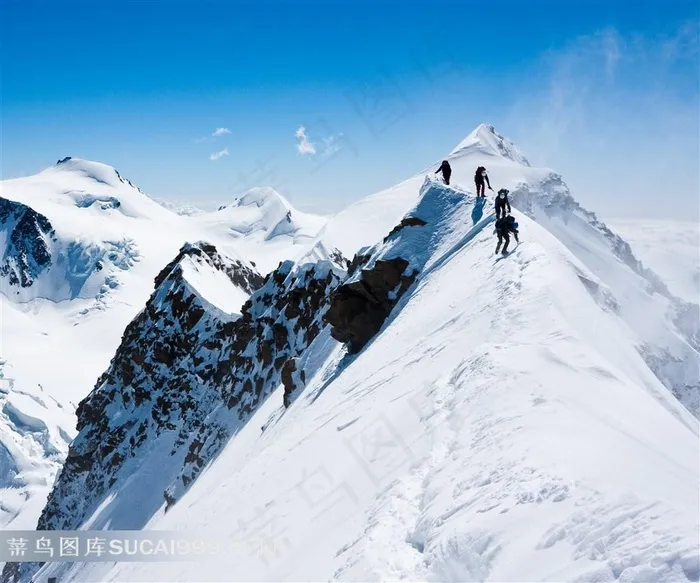 在巍峨的雪山上攀登的登山队