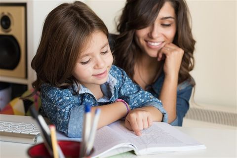 正在看书的国外母女