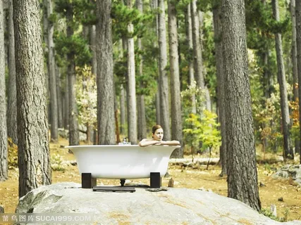 广告创意素材-趴在森林中浴缸的女人