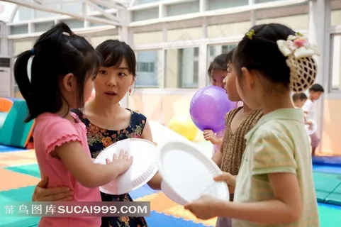 正在学习的老师与孩子