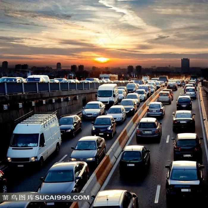 夕阳下的堵车场景图