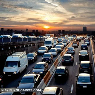 夕阳下的堵车场景图