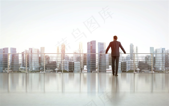 站在平台上眺望城市的商务人士高清图片