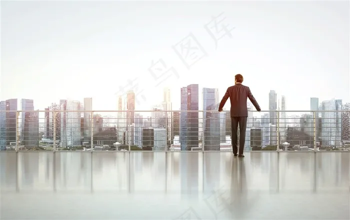 站在平台上眺望城市的商务人士高清图片