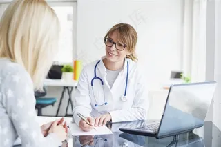 正在为患者诊疗的医生高清图片