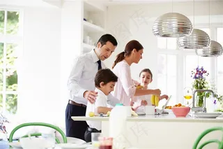 厨房里的一家人