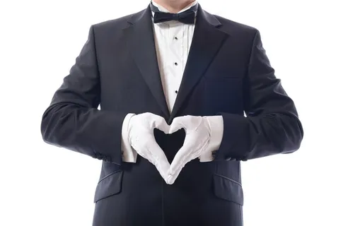 穿着黑色西装做爱心手势的男性高清图片 穿着黑色西装做爱心手势的男性高清图片