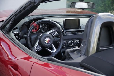 红色敞篷车方向盘图片