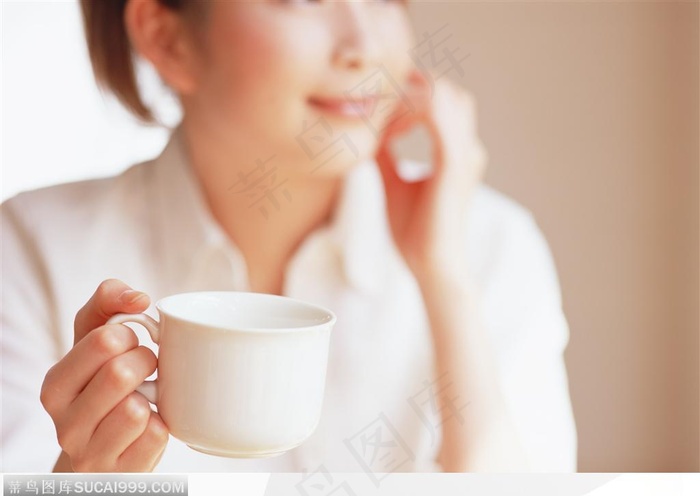 居家生活-端着杯子的主妇
