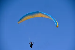 高空跳伞单人背影图片