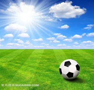 蓝天白云下的足球