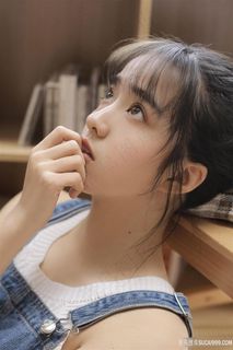 超可爱清纯背带美女学生摄影图片