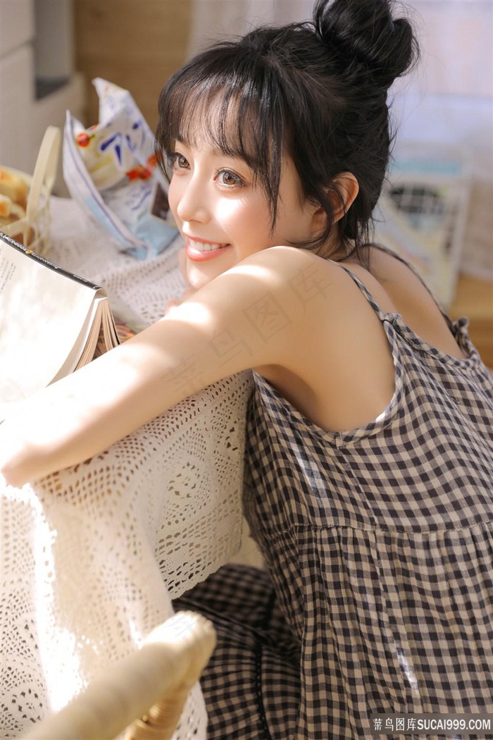 穿着格子裙的清纯美女写真图片
