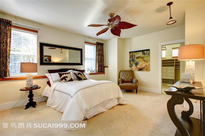 卧室双人床与沙发椅等摄影