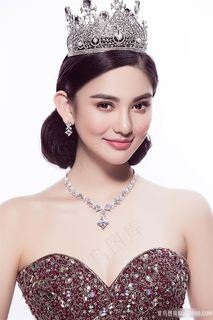 戴着皇冠的*美女模特写真图片