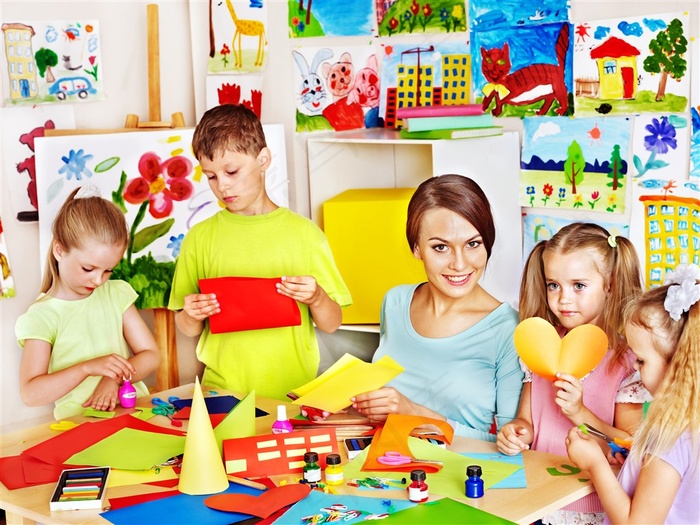 开心一起学习的儿童