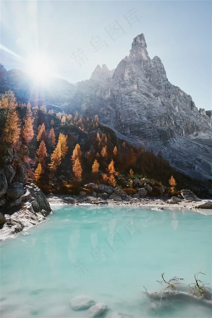湖畔旁耸立的高山