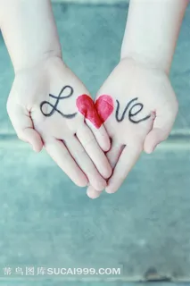 双手捧起的爱心手势图片