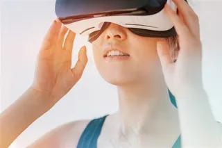 戴vr眼镜面带微笑的女性