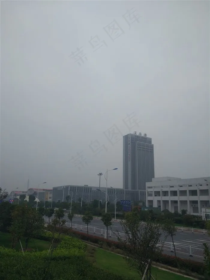 阴天的义乌港