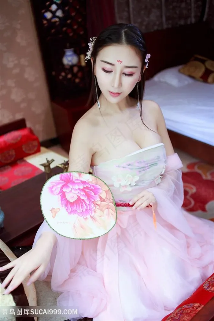 拿着圆扇的古典清纯美女图片