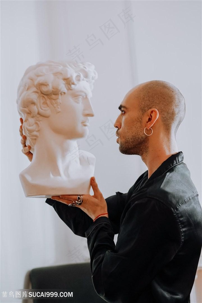 与石膏对视的男子图片