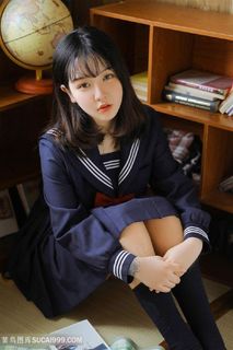 坐在地上的*清纯校服女生写真
