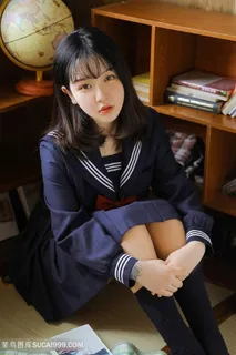 坐在地上的*清纯校服女生写真