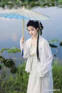 唯美洁白古装少女户外写真图片