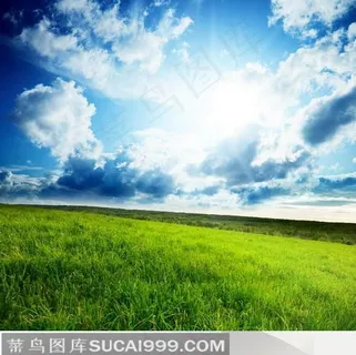 清晨蓝天白云天空下面的绿色草地和山脉 清晨蓝天白云天空下面的绿色草地和山脉