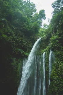 绿色山林瀑布风景图片 绿色山林瀑布风景图片