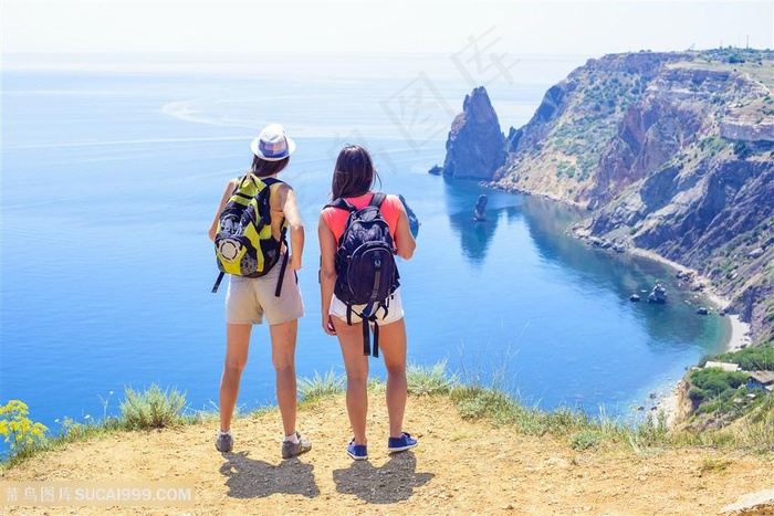 一起去户外旅行的女性高清图