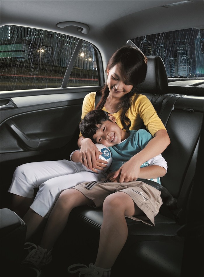 汽车内的母子