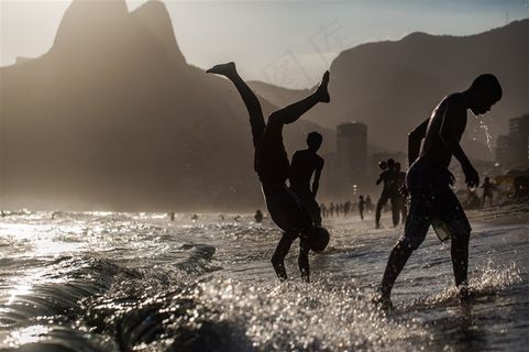 在海边倒立的人