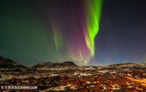 山顶上的北极光景色高清图片