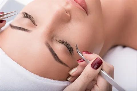 正在做睫毛嫁接的美女高清图片 正在做睫毛嫁接的美女高清图片
