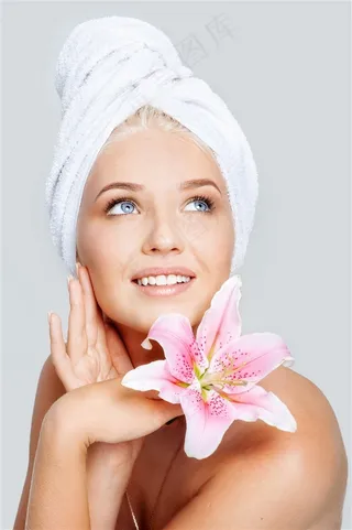 性感洗浴美女与花朵图