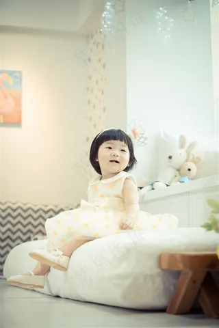 穿着白色裙子胖乎乎的可爱小女孩