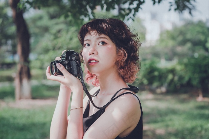 女子相机摄影师工具设备树