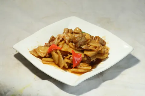 小土豆炒肥肠25元
