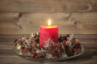 圣诞红色蜡烛火焰图片