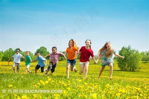 在草地上奔跑的孩子们摄影高清图片