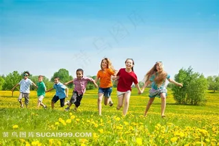 在草地上奔跑的孩子们摄影高清图片