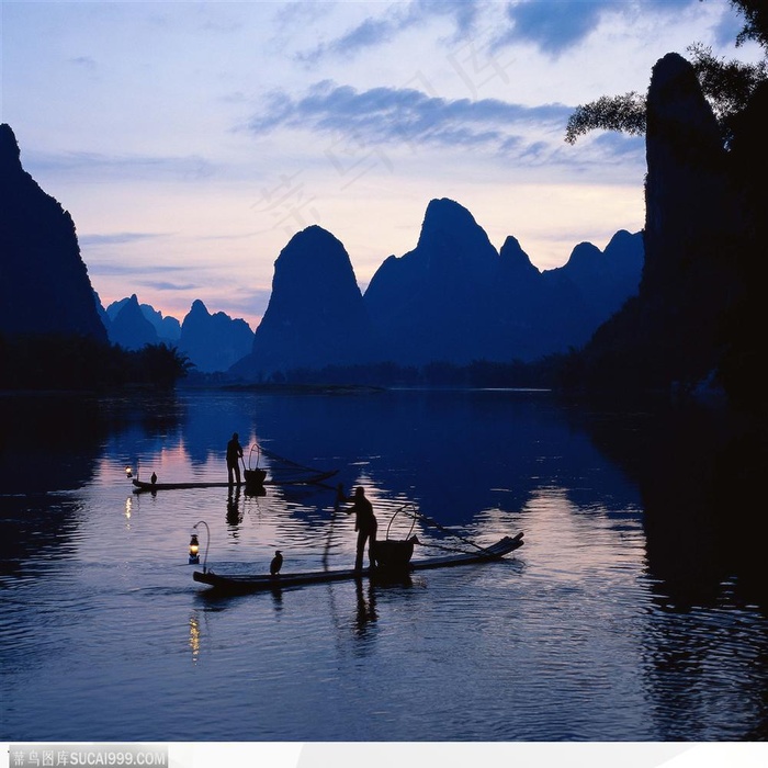 夜幕下泛舟湖上的渔民