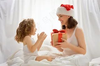 美女与送给宝贝的礼物摄影高清图片